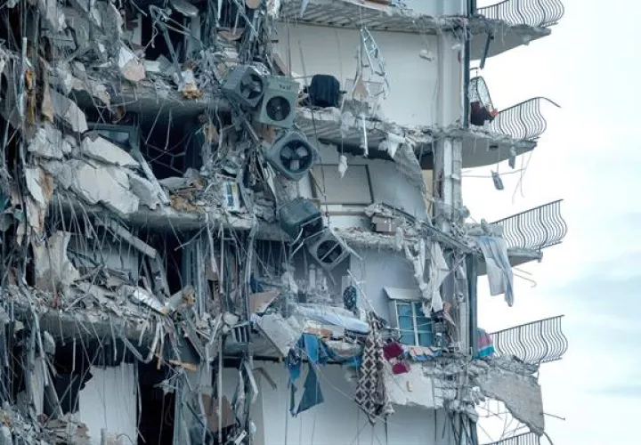 Detalle de los restos de un edificio residencial que se desplomó esta madrugada en Miami Beach. Foto: EFE