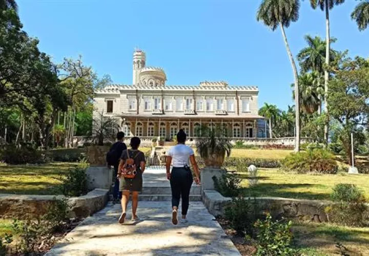 Fotos tomadas el 4 de junio de 2021 que muestra a varias personas que caminan por el jardín de la Finca de los Monos, en La Habana. Foto:EFE