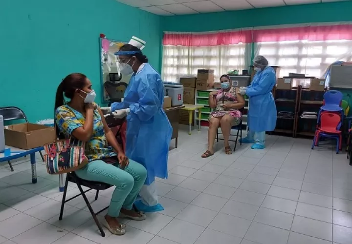 Las mujeres de 30 a 50 años por ahora no tienen disponibilidad para vacunarse contra la covid-19. Foto: Cortesía Minsa