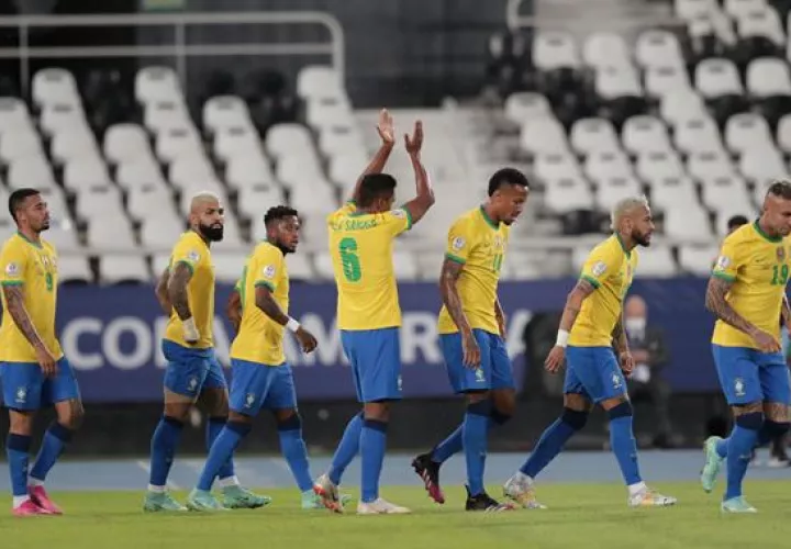 Alex Sandro (4d) y Neymar (6d) durante un partido por el grupo B de la Copa América disputado en el Estadio Olímpico Nilton Santos, en Río de Janeiro (Brasil). Foto: EFE