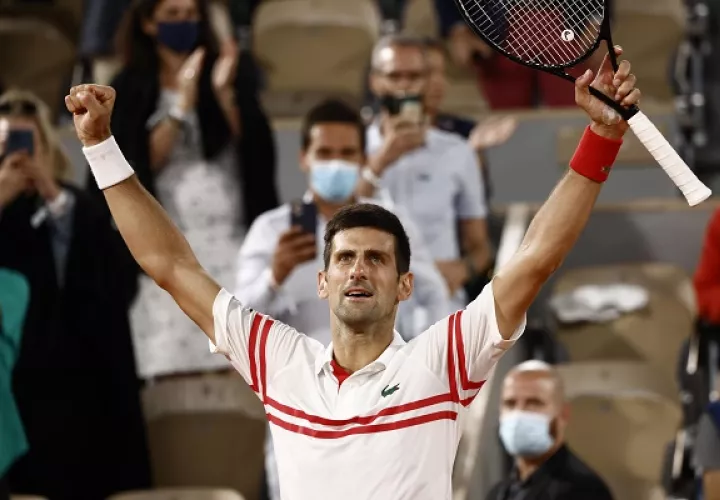 Novak Djokovic celebra su épica victoria sobre Rafael Nadal en el Roland Garros. Foto: EFE