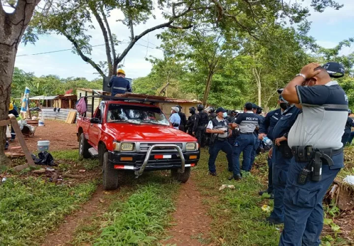 El desalojo de las familias precaristas se realizó en conjunto con personal y maquinaria de la empresa propietaria de los terrenos. Foto: Eric Montenegro