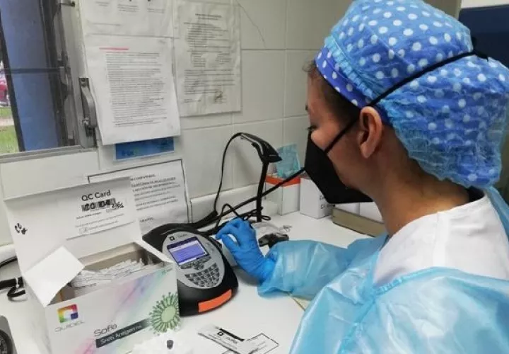 La prueba Sofía puede confirmar o descartar pacientes positivos de covid-19 en un plazo de 15 minutos de incubación. Foto: Eric Montenegro