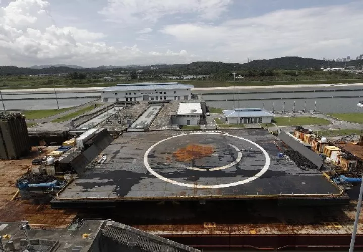 La plataforma marítima "Por supuesto que todavía te amo, de la empresa estadounidense SpaceX, cruza el Canal de Panamá. Foto: EFE