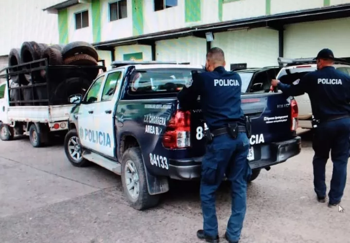 El vehículo iba cargado de neumáticos. Foto: Eric A. Montenegro 