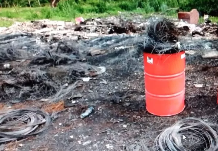 Tanques son usados para llevar el alambre de las llantas quemadas a las recicladoras. Foto: Eric A. Montenegro 