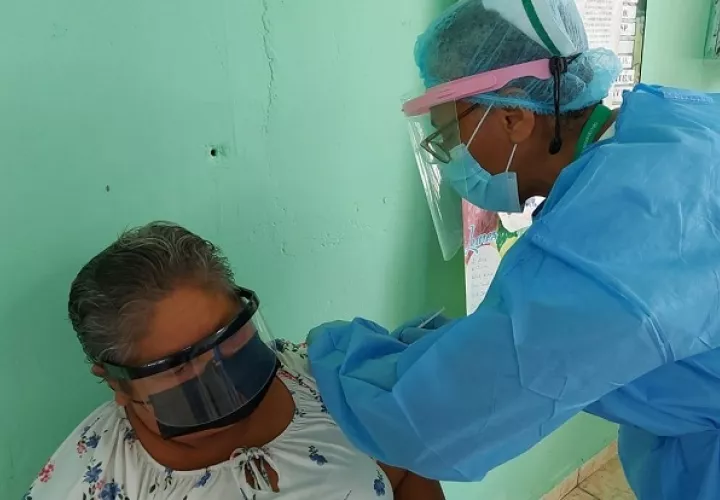 Personal de salud aplica primera dosis de la vacuna AstraZeneca contra la covid-19 en el Centro Educativo de Punta Peña, en Bocas del Toro. Foto: Cortesía Minsa