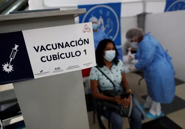 Una mujer es vacunada contra la covid-19 por personal médico de la Caja del Seguro Social. Foto: EFE