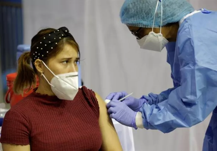 La atleta panameña de Judo Estefani Aguilera es vacunada contra la covid-19 este viernes, en la Arena Roberto Durán en Ciudad de Panamá. Foto: EFE
