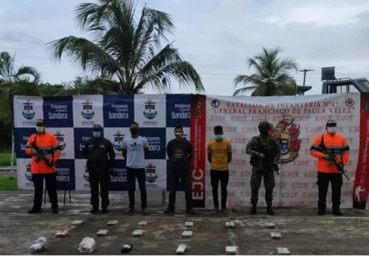 Los tres panameños fueron puestos a disposición de las autoridades competentes para adelantar el proceso de judicialización. Foto: Cortesía Ejército Nacional de Colombia