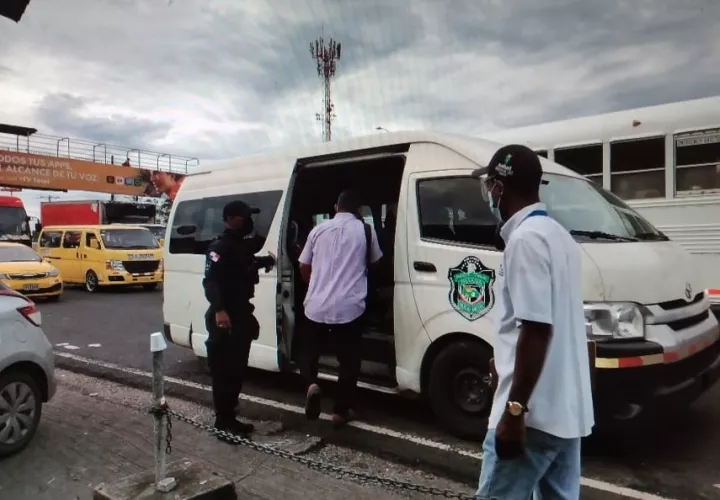 Los infractores  son llevados ante los Jueces de Paz en busitos de la Policía Nacional. Foto: Diómedes Sánchez S.