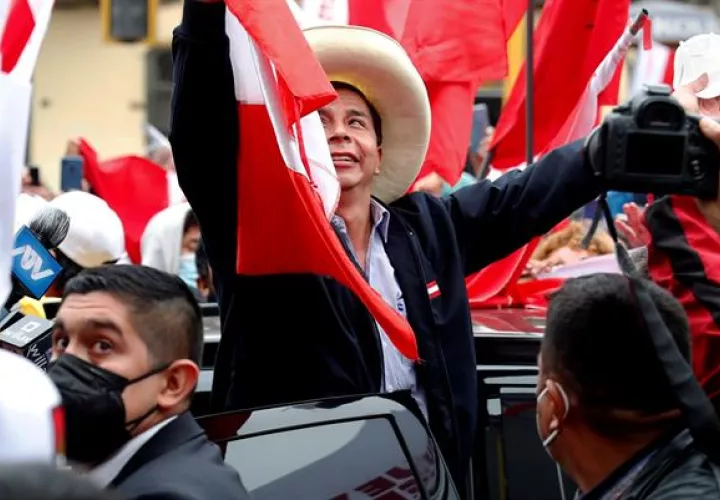 El candidato presidencial Pedro Castillo celebra junto a sus simpatizantes tras el reciente recuento de votos de las elecciones presidenciales. EFE