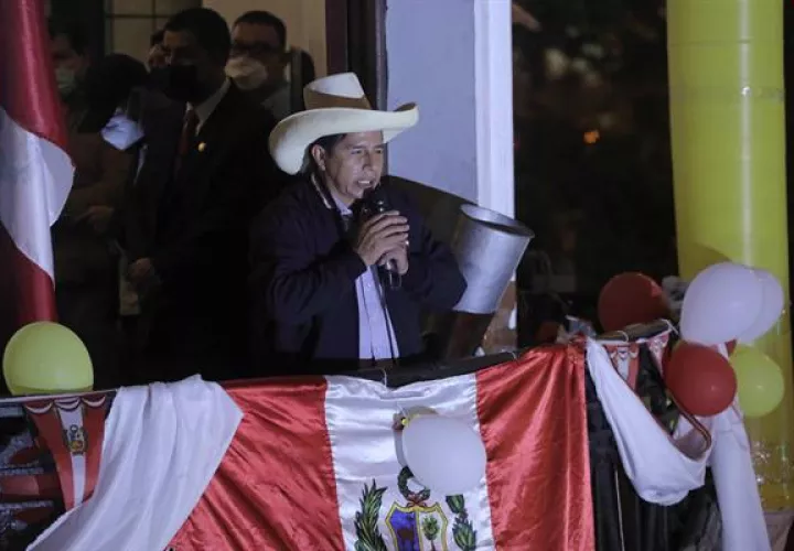 El candidato presidencial Pedro Castillo se dirige a sus seguidores mientras se esperan los resultados electorales el 7 de junio. EFE
