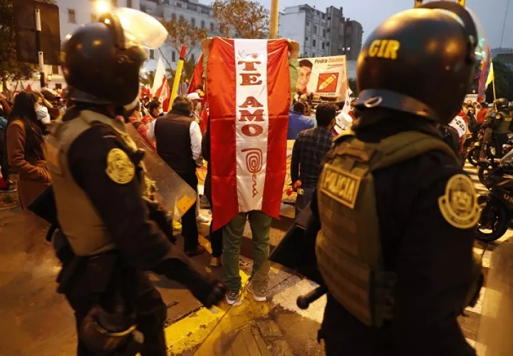 Seguidores del candidato presidencial Pedro Castillo protestan frente al Jurado Nacional de Elecciones (JNE), en Lima, Perú. Foto: EFE