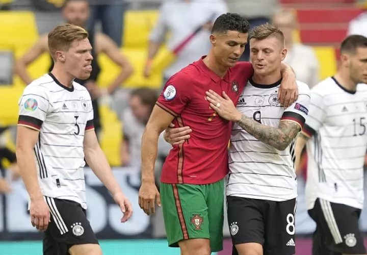 Cristiano Ronaldo saluda a su excompañero Toni Kroos. Foto: EFE