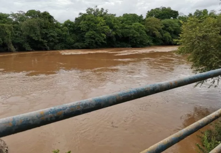 Las fuertes lluvias provocan turbiedad en las fuentes de agua que usan las potabilizadoras. 