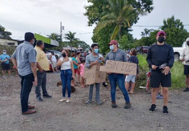 Los manifestantes aseguran haber interpuesto sus reclamos vía telefónica y en las oficinas regionales de la firma Naturgy Panamá.  Foto: Eric Montenegro