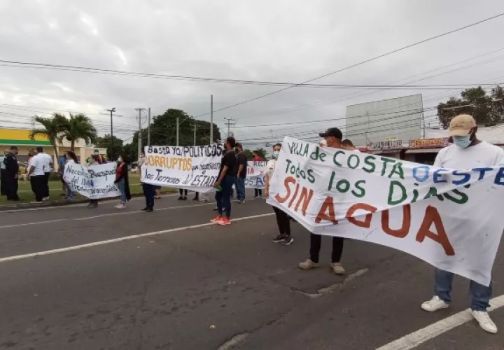 Residentes de Villas de Costas del Oeste aseguraron que se han comunicado con el Idaan, con el fin de buscar una solución a su problema de falta de agua potable. Foto: Eric Montenegro