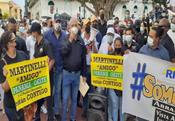 Miembros de Realizando Metas exigen a la Cancillería que solicite a Guatemala el respeto de la inmunidad de los hermanos Martinelli. Foto: Víctor Arosemena