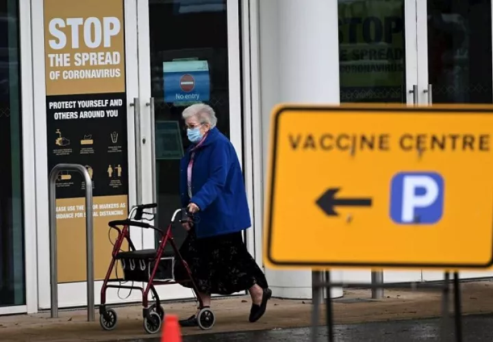 Una mujer sale de un centro de vacunación masiva en Empton, Reino Unido. Foto: EFE