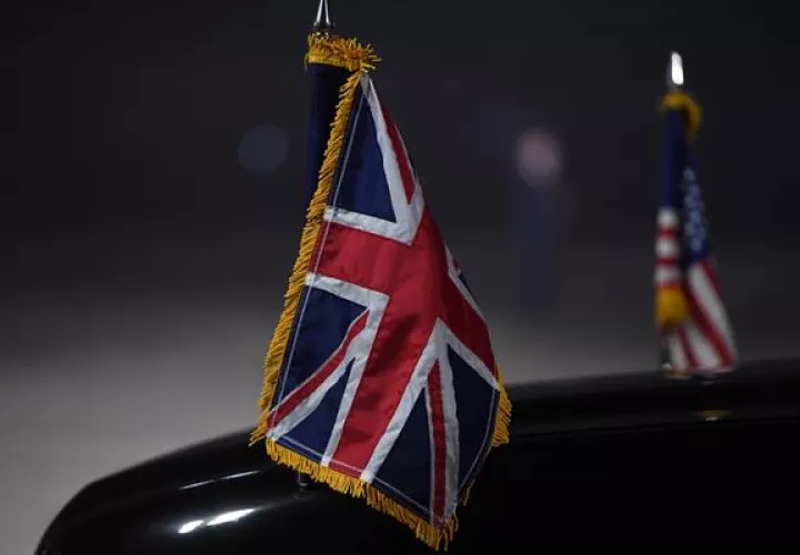 Detalle de las banderas británica y estadounidense en el coche que recogio al presidente de EEUU, Joe Biden, en aeropuerto de Cornualles, a su llegada al Reino Unido. Foto: EFE