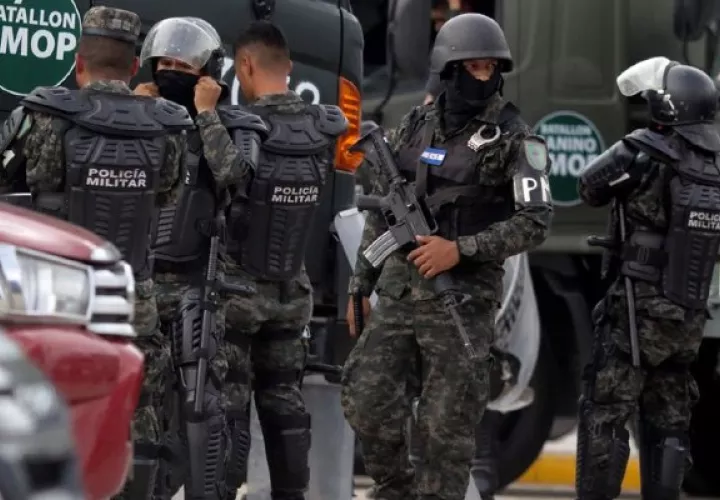 Una granada lanzada, supuestamente por miembros de una de las pandillas M-13 y M-18, causó la muerte a los cinco reclusos en Honduras. Foto: EFE
