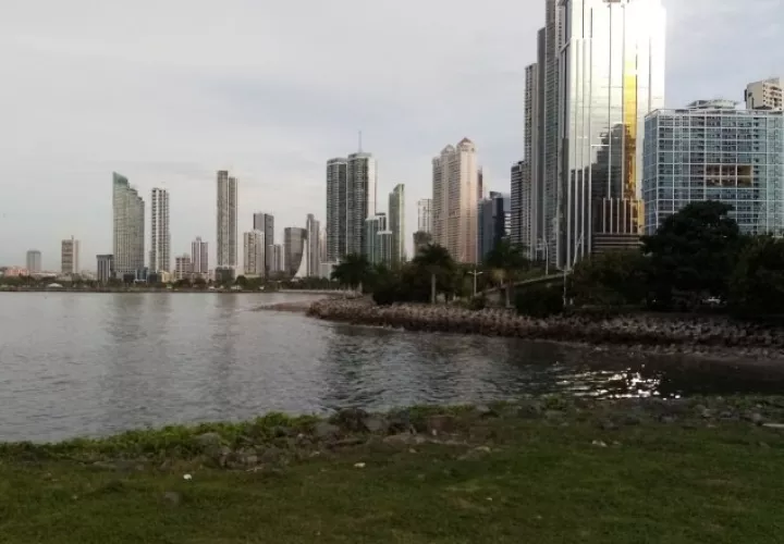 Desembocadura del río Matasnillo, en Paitilla. Las altas edificaciones se ubican sobre las colectoras del sistema de alcantarillado. Archivo