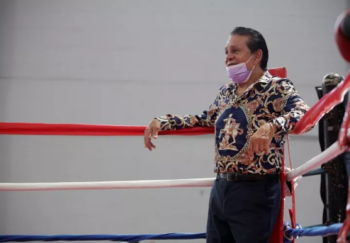 El legendario exboxeador fue sorprendido por un grupo de boxeadores en el gimnasio Pedro "El Rockero" Alcázar por su cumpleaños numero 70. Foto: EFE
