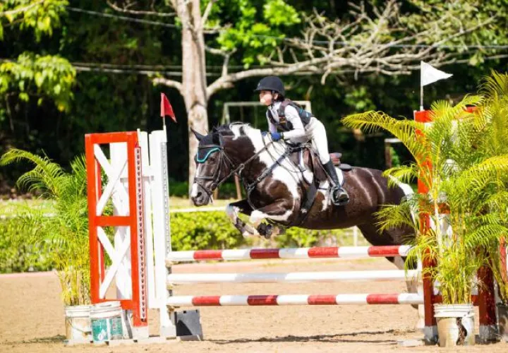Beatriz Pacanins Orillac con el ejemplar, Lola. Foto:Cortesía