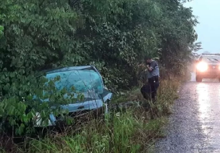 El auto sedán del agente Sergio Urriola quedó en una cuneta. 