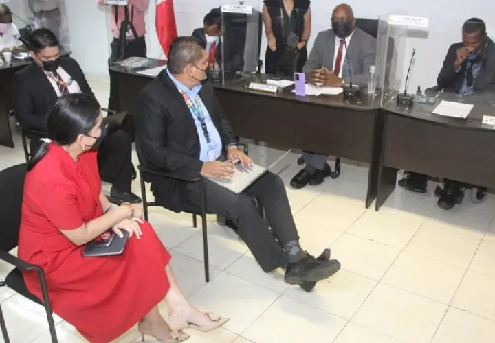La ministra de Desarrollo Social (vestida de rojo) se reunió con concejales de San Miguelito.  Foto: Cortesía Mides