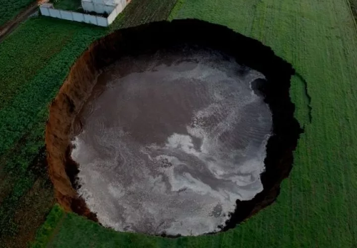 Una falla geológica ha causado un enorme socavón cuyo diámetro ha ido creciendo en el estado de Puebla, en el centro de México. Foto: Cortesía @PC_Estatal 