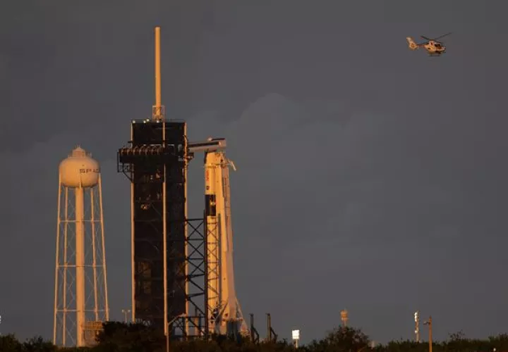 Vista de un cohete Falcon 9 deSpaceX lanzado en noviembre de 2020. Foto:EFE