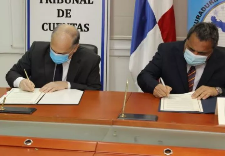El acuerdo lo firmaron Rigoberto González y Alberto Cigarruista. Foto: Cortesía