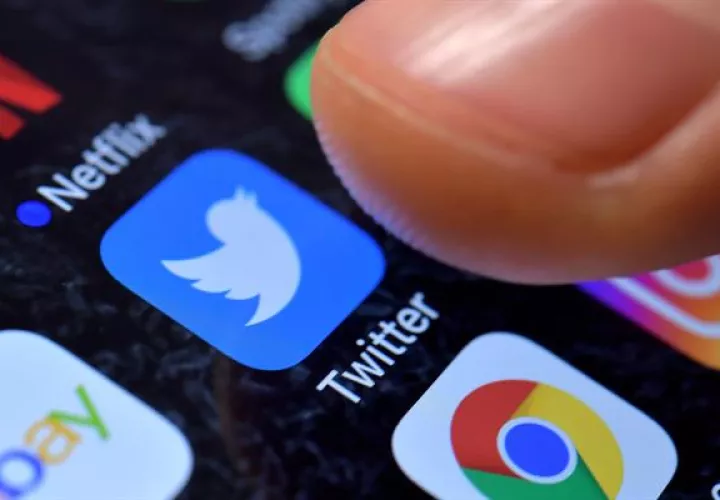 La opción de modificar mensajes antes de su publicación, que Twitter ha bautizado como "deshacer tuits", permite fijar por defecto un margen de hasta 30 segundos desde que se escribe el mensaje y hasta que este se publica. 