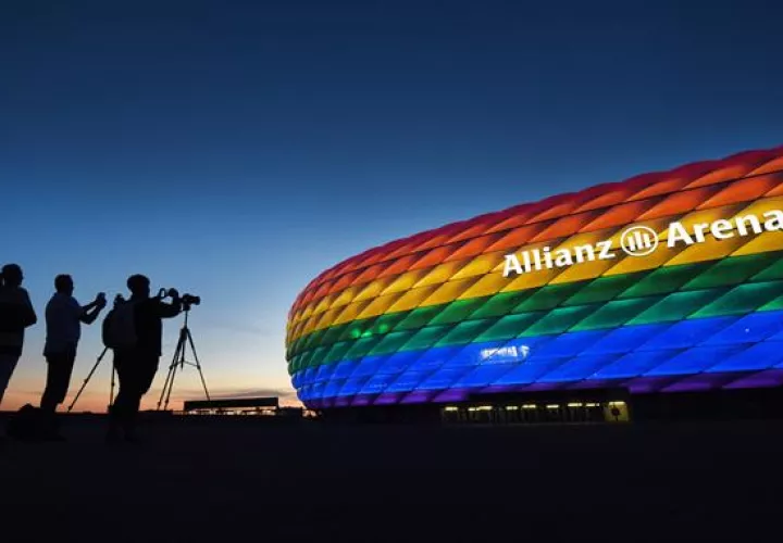 La UEFA asegura que los colores del arcoíris es un signo de su "firme compromiso con una sociedad más diversa e inclusiva".
