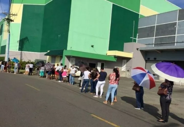 Voluntarios formaron tuvieron que formar largas filas. 
