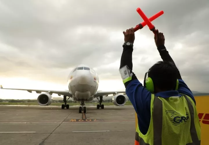 Las vacunas de AstraZeneca llegaron hoy en el vuelo 4701 de Avianca Cargo. Foto: Cortesía @tocumenaero