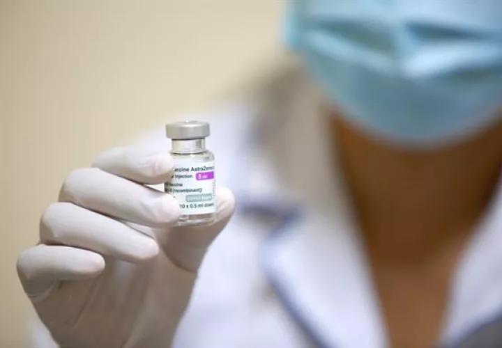 Las dos dosis de AstraZeneca aportan una buena protección para evitar las hospitalizaciones por covid o la muerte. EFE