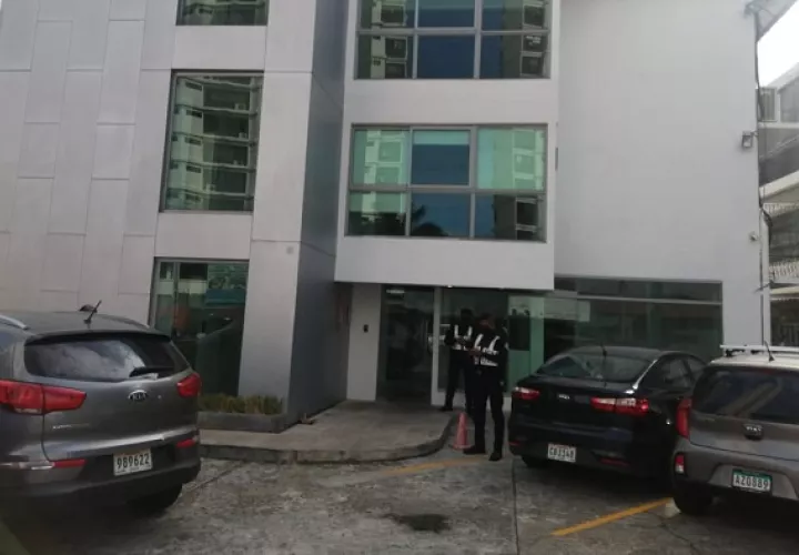 Unidades de la Policía Nacional durante el allanamiento en el edificio de Coco Del Mar Suites. Foto: Cortesía Ministerio Público