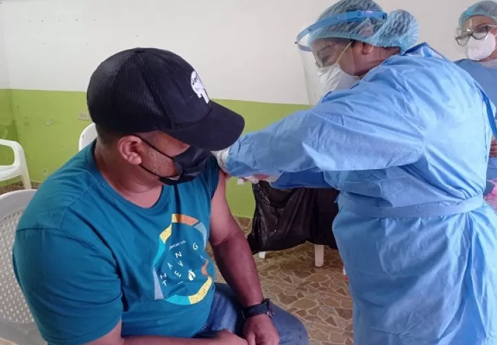 Expertos insisten en que a pesar de la vacunación, la persona inmunizada aún puede contagiarse. Foto: Cortesía Minsa