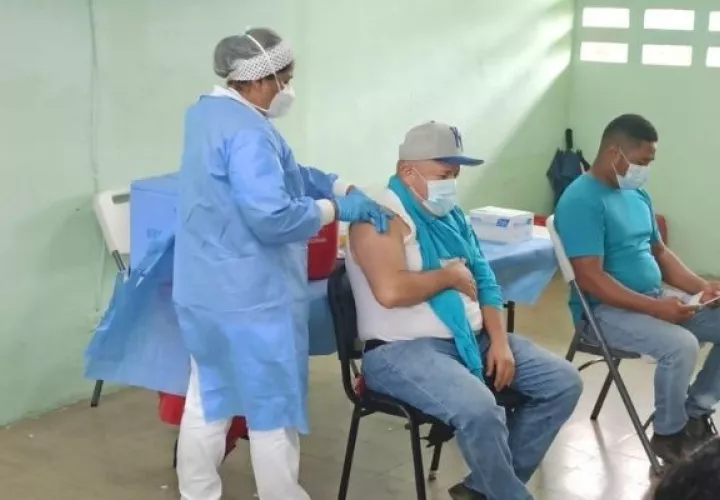 Este martes se colocaron 900 dosis de AstraZeneca en San Miguelito. 