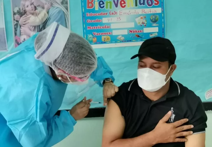 Un hombre recibe su dosis de vacuna. Foto: Cortesía del Minsa