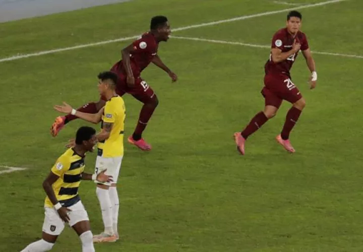 Ronald Hernández (d) de Venezuela celebra hoy tras anotar contra Ecuador, durante un partido por el grupo B de la Copa América en el Estadio Olímpico Nilton Santos de Río de Janeiro (Brasil). EFE
