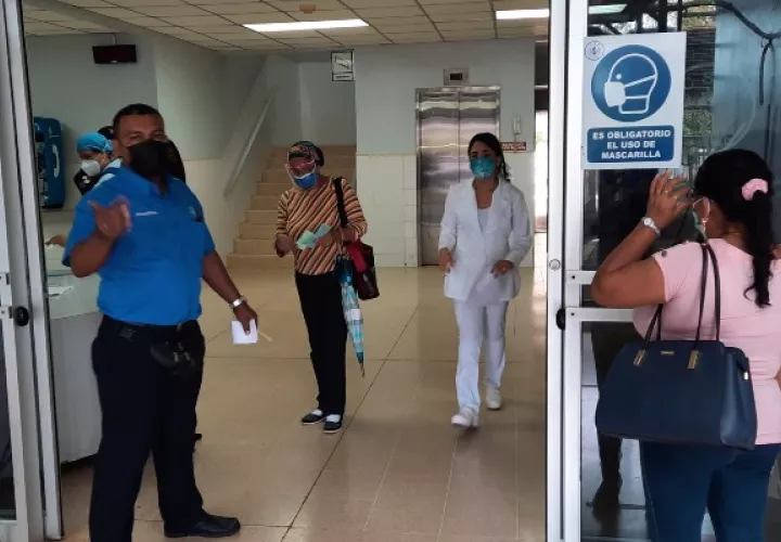 En varias ocasiones, usuarios de la policlínica de Santiago se han quejado por los malos tratos de que son víctima por parte de los miembros de la seguridad del centro médico. Foto: Melquiades Vásquez