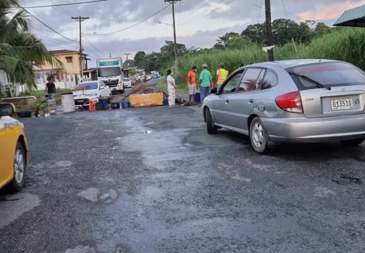 El cierre de la vía por los moradores ocasionó un tranque vehicular. Foto: Diómedes Sánchez 