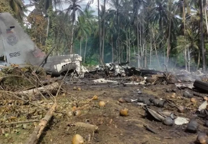 Más de 40 muertos en accidente de un avión militar en el sur de Filipinas. Foto: EFE