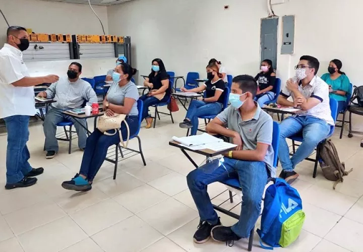 Luis Oliva dijo que se trabaja para enlazar a  los estudiantes con Ampyme. Foto: Cortesía Inadeh