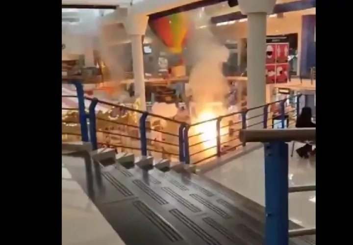 Sujetos desconocido detonaron fuegos pirotécnicos dentro de Albrook Mall. Foto: Cortesía