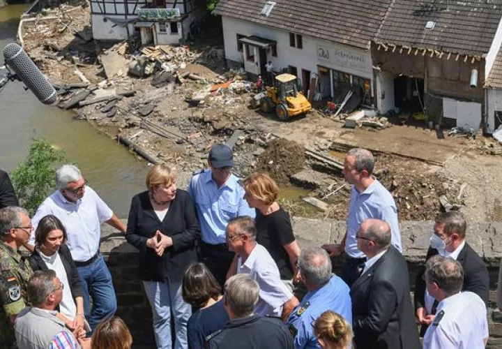 La canciller alemana, Angela Merkel, realizó un recorrido por las áreas afectadas. EFE